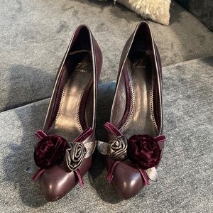 Vintage purple pumps
